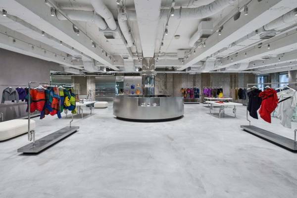 イッセイ ミヤケ、大阪・船場に新ショップをオープン - イッセイ ミヤケの全ブランドを展開