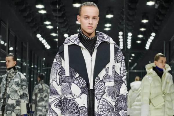 「2 モンクレール 1952」メンズ＆ウィメンズ新作ダウンジャケット、ヴァレクストラとコラボバッグも