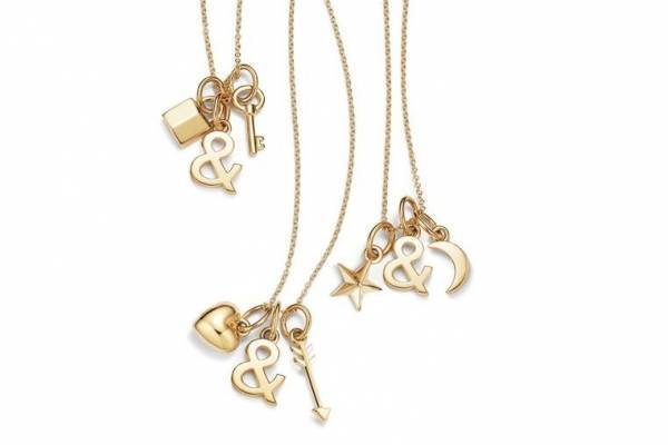 ティファニーの象徴「＆」が星や鍵モチーフと揺れる新作チャームネックレス