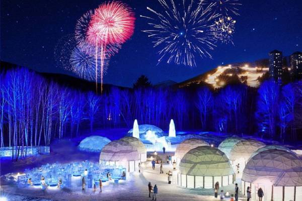北海道・星野リゾート トマムの氷の街「アイスヴィレッジ」氷上のスイーツショップや本格的バー
