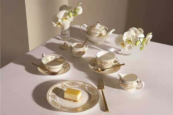 ウェッジウッド「コロンビア ゴールド」白地に金色"グリフィン＆薔薇"のカップ＆ソーサーなど