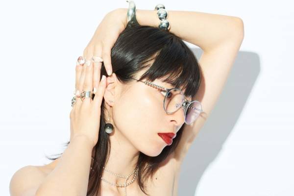 ラブ バイ イー・エム×ゾフ、“ジュエリー感覚で身に着ける”個性派メタルアイウェア