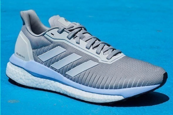 アディダスの長距離向けランニングシューズ「ソーラードライブ」新作モデル、初心者や初マラソンに