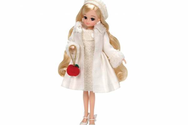 リカちゃん＆サンリオ「ハローキティ」のコラボドール、リボンのホワイトワンピース＆りんごバッグ