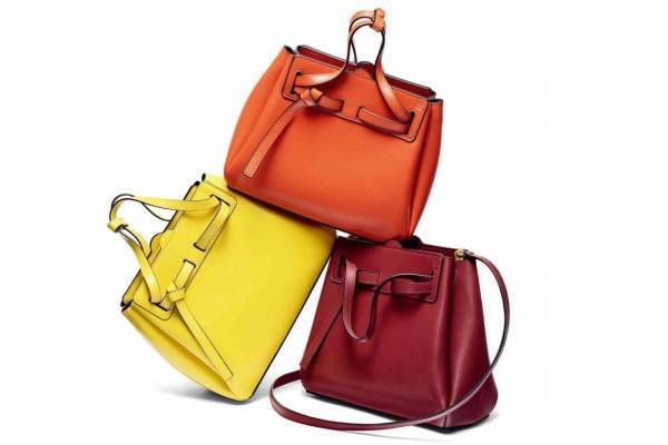 ロエベ“結び目”モチーフの「ラゾ バッグ」にミニサイズの新作、イエローやワインなど全5色で