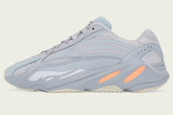 アディダス×カニエ・ウエストのスニーカー「イージーブースト 700 V2」に新色“イナーシャ”