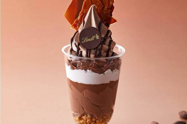 リンツ ショコラ カフェから“カカオ香る”ミルク×ダークチョコレートの濃厚パフェ