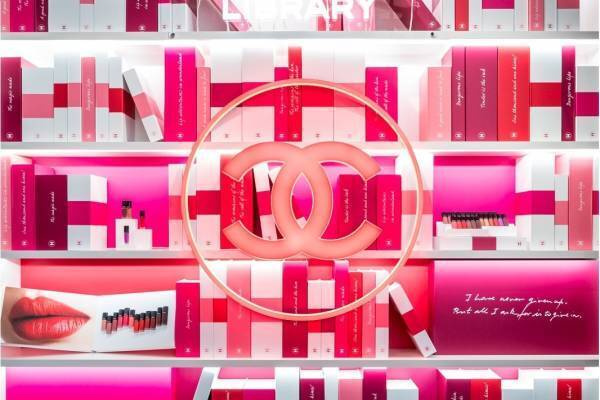 シャネル“リップ図書館”が神宮前に、新リップ「ルージュ アリュール インク フュージョン」を先行体験