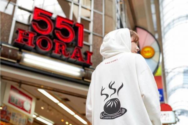 アーバンリサーチ「551 蓬莱」豚まんコラボパーカー、フードが手包みした豚まんの形に