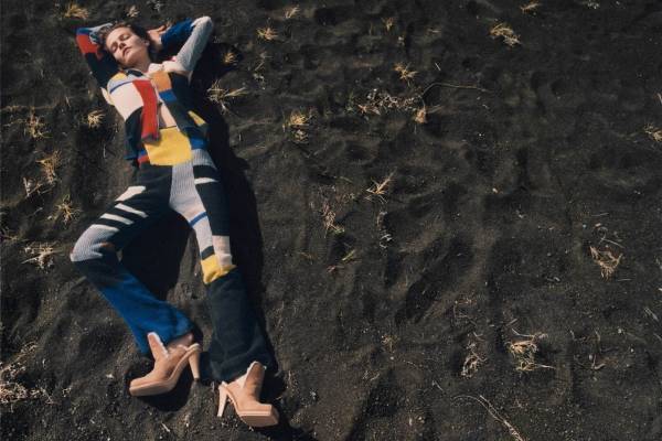 UGG×エコーズ・ラッタの限定シューズ、ラムスエードアッパーのミュールやステッチを配したブーツなど