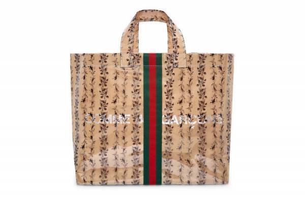 コム デ ギャルソン×グッチのコラボバッグ第2弾、フローラル柄ビニールでクラフト紙を覆ったトート