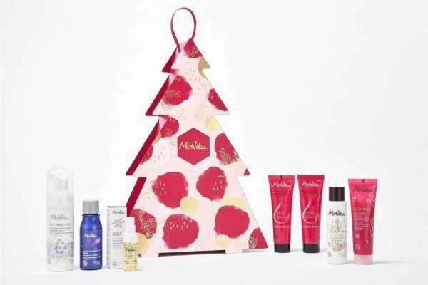 メルヴィータのツリー型クリスマスコフレ、“お手軽オイル美容”タッチオイルや人気のボディケア