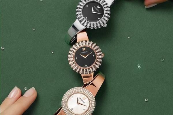 スワロフスキー・ウォッチ“北極の星空”着想の腕時計、煌めくクリスタルを星に見立てて