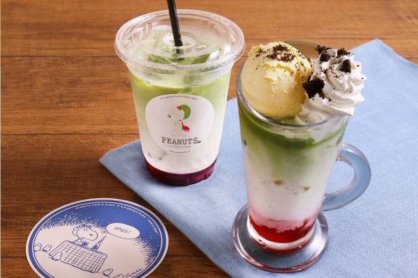 「変装スヌーピーフェア」“緑・白・赤”3層グリーンティーラテ＆グッズ、ピーナッツ カフェ＆ダイナーで