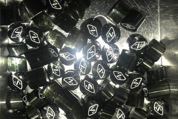 パパブブレ×ズッカ“Z”を配したモノトーンキャンディ、PVCポーチやキャンディロゴのトートなど