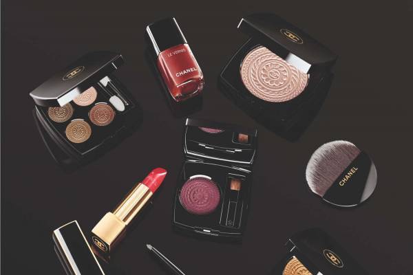 シャネルの19年クリスマス限定コスメ、ビジューボタンの紋様入りアイシャドウ＆ハイライト