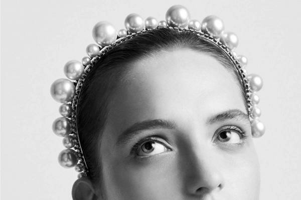ジバンシィ新作「アリアナ・ヘッドバンド」艶やかパール×煌めくスワロフスキークリスタル