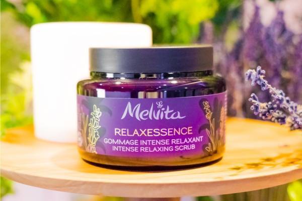 メルヴィータ新ボディケアライン「リラクセサンス」睡眠中に美をサポート、ラベンダー香るバスオイルなど