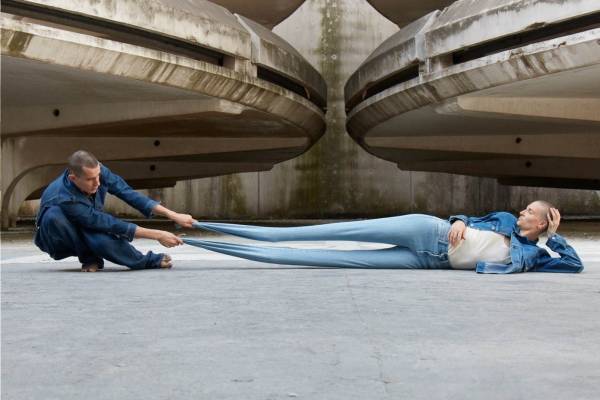 KURO「モンスターストレッチデニム」従来の“倍”伸びる高ストレッチ×綿デニムさながらの豊かな質感