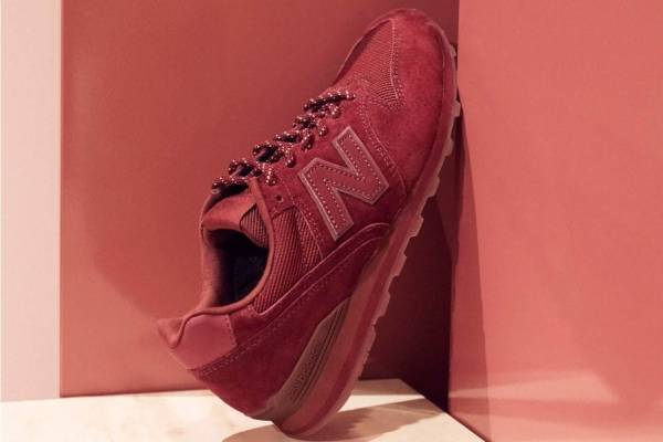 エミ×ニューバランスのスニーカー「996」秋らしいボルドー1色に染めたコラボシューズ