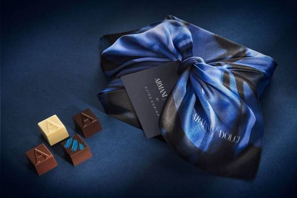 アルマーニ/ドルチ、“スカーフ”で包んだ限定チョコレートボックス - 4種のプラリネをアソート