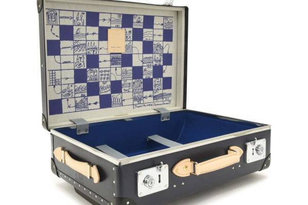 ザ・コンランショップ×グローブ・トロッターのトラベルケース、“旅”の風景を手書きプリントで内装に