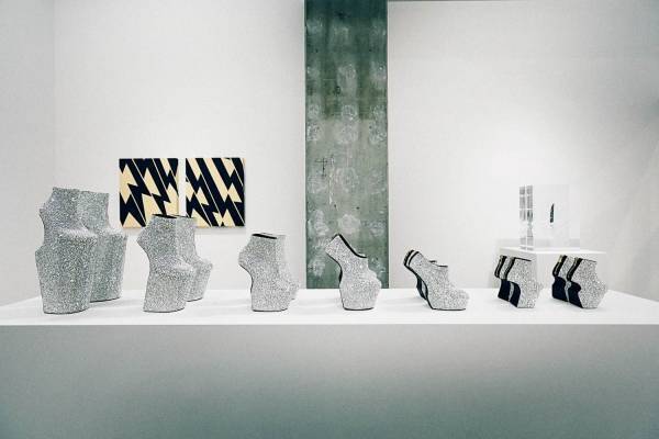 舘鼻則孝の展覧会「ウッドカッツ」品川で、“ヒールレスシューズ”や日本の香文化から着想を得た作品群