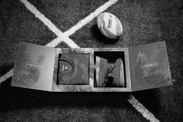 Y-3ラグビーニュージーランド代表ユニフォーム＆スニーカーの限定セット、シダの葉や架空の猫を描いて