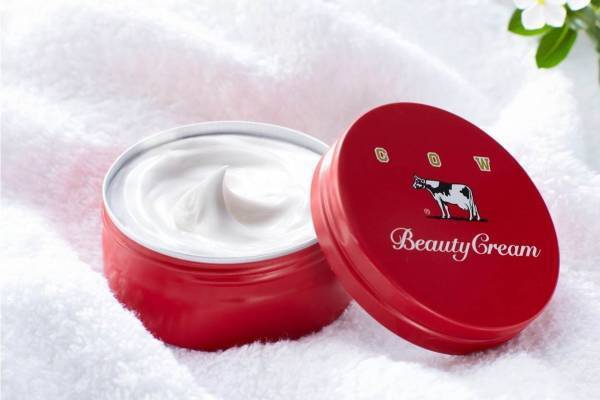 牛乳石けん“赤箱”の全身スキンケアクリーム「赤箱ビューティクリーム」保湿力＆ローズの香りを再現