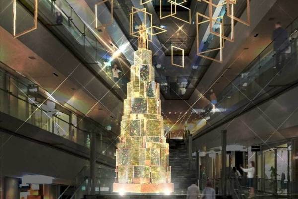 表参道ヒルズのクリスマスイルミネーション、水槽に囲まれた“表情が変わり続ける”ツリー