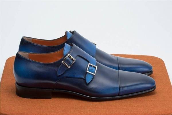 サントーニのブルー“グラデーション”を配したダブルバックルシューズなど、大丸心斎橋店限定で