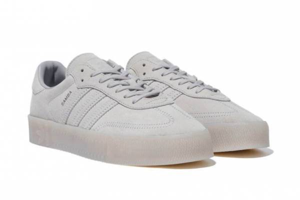 アディダス オリジナルスのエミ別注ウィメンズスニーカー、アイスグレーのアッパー×厚底ソール