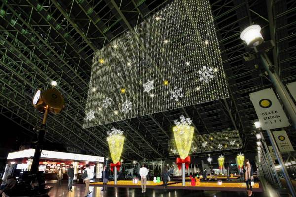 イルミネーション「トワイライトファンタジー」大阪ステーションシティがゴールドの光で包まれる