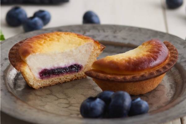 ベイク チーズタルトの「焼きたて ブルーベリーチーズタルト」創業当時の人気メニューが期間限定で復活