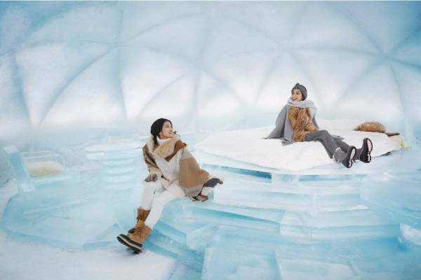 北海道・星野リゾート トマム「氷のホテル」静かな白樺の森で星空を眺める"氷の露天風呂"