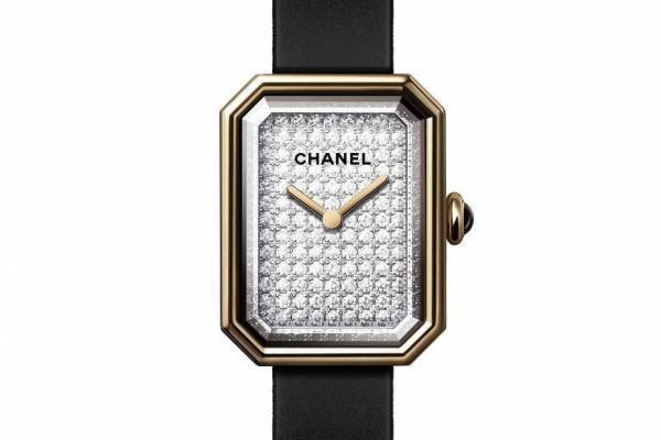 シャネルのウィメンズ腕時計「プルミエール」新作、ミニサイズのウォッチ×漆黒の細身ストラップ