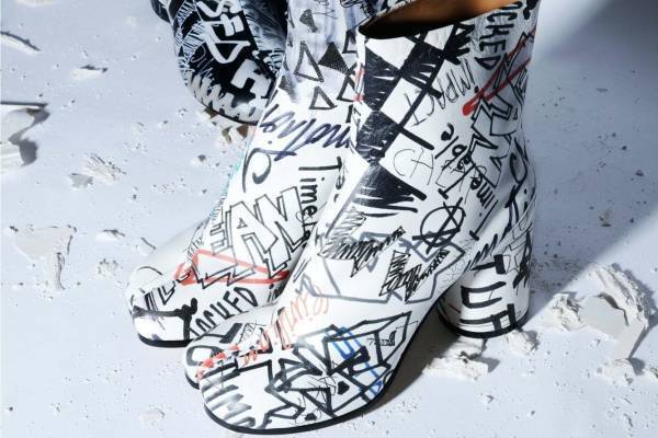 メゾン マルジェラからグラフィックを配した限定コレクション、「タビ」シューズ＆「5AC」バッグ登場