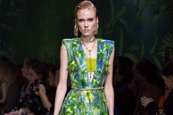 ヴェルサーチェ 2020年春夏コレクション、ジェニファー・ロペスが纏ったトロピカルドレスへの賛辞