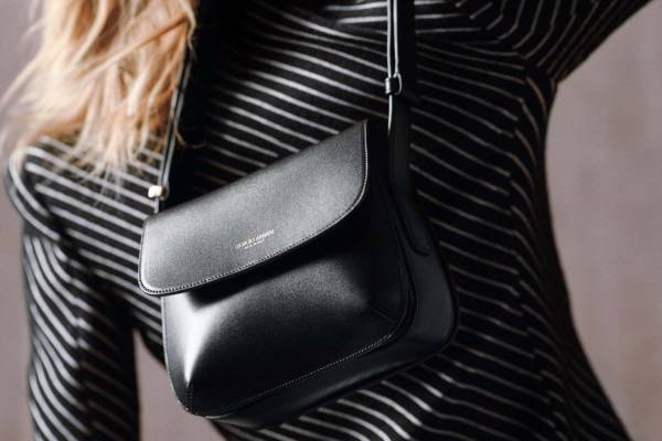 「ジョルジオ アルマーニ ラ プリマ」ショルダーやトートなど丸みのあるミニマルシルエットの新バッグ