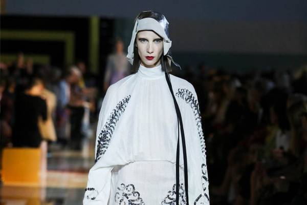 プラダ 2020年春夏コレクション - “服を着る”ことへの原点回帰