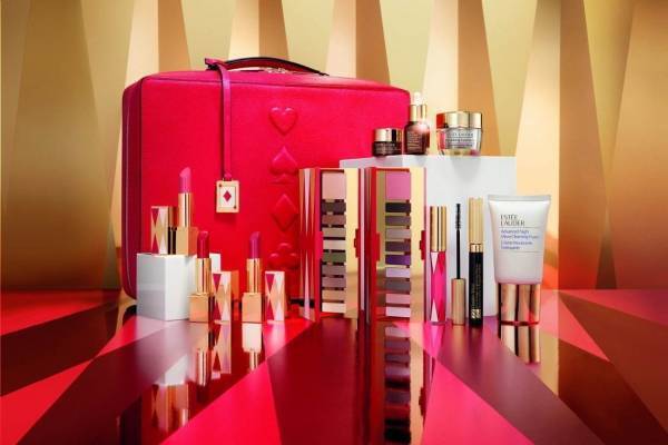 エスティ ローダー19年クリスマスコフレ、“現品だらけ”トランプ柄コスメバッグキット