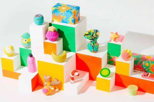 ラッシュのクリスマス、ツリーに飾るオーナメントのようなバスオイルや“魔法の粉末”入りバスボムなど