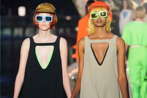 クレージュ 2020年春夏コレクション - ネオンカラーに染まった夜のリバーサイド