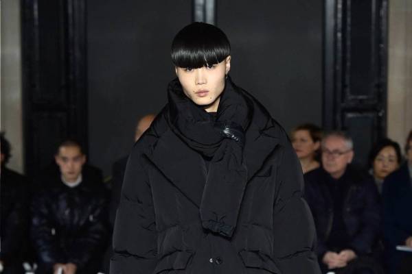 フミト ガンリュウの新作ダウンアウター、変形可能なジップアップジャケット＆テーラード風ジャケット