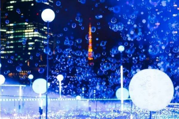 「ミッドタウン クリスマス 2019」六本木で - “イルミネーション×シャボン玉”で宇宙空間を表現