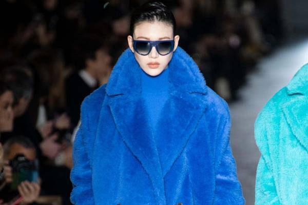 マックスマーラ「テディコート」包み込むような着心地のコートに新色、テディベアチャームも