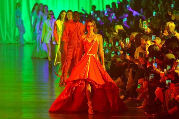 オフ-ホワイト 2020年春夏ウィメンズコレクション - パリの空に現れた流星群