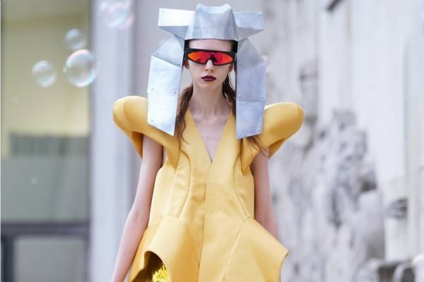 リック・オウエンス 2020年春夏ウィメンズコレクション - モダンな鎧を纏った戦士