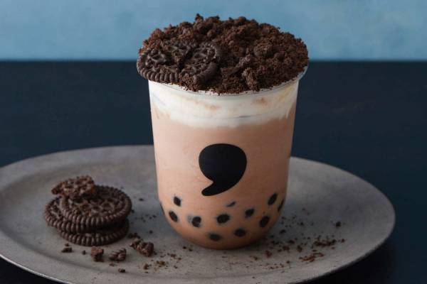 コンマティー「大人のココアビスクラテ」ザクザクココアビスケットをトッピング、新宿・横浜・神戸に新店も