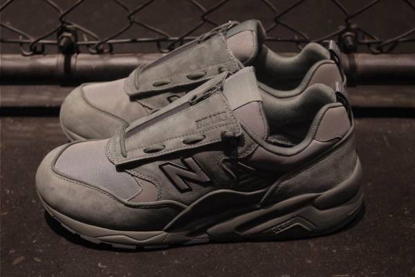 ニューバランス×ビームス×ミタスニーカーズのスニーカー「CMT580」ジップ付きシューレースカバー